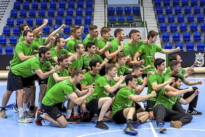 Los jugadores del filial del Helvetia Anaitasuna mandan ánimos a sus compañeras de cara a la fase de ascenso.