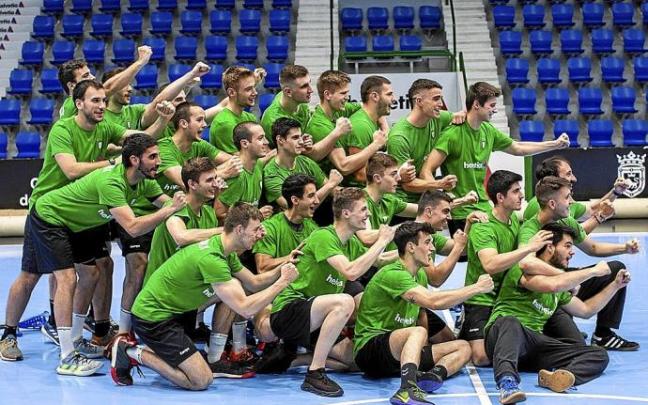 Los jugadores del filial del Helvetia Anaitasuna mandan ánimos a sus compañeras de cara a la fase de ascenso.
