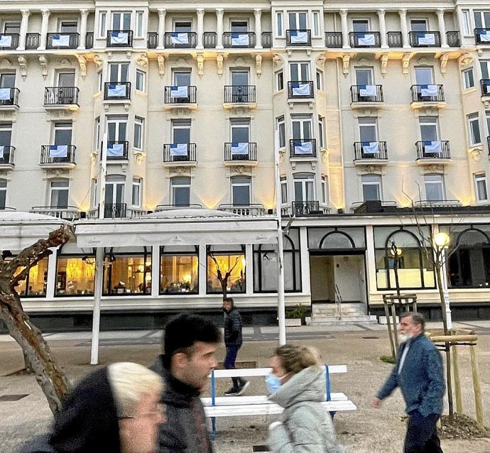 El hotel Londres ha adornado sus balcones con las banderas de la ciudad.