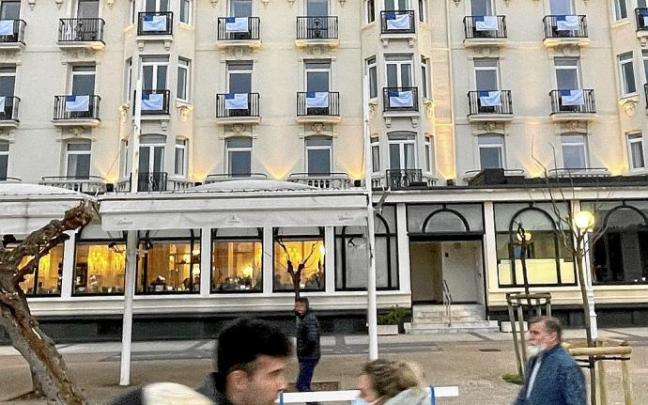 El hotel Londres ha adornado sus balcones con las banderas de la ciudad.