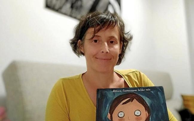 Oihane Andueza posa mientras sostiene su nuevo libro. Foto: cedida Oihane Andueza posa mientras sostiene su nuevo libro. Foto: cedida