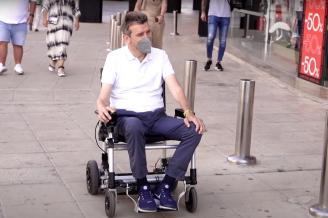 Juan Carlos Unzué disfrutando de un paseo por Sevilla en su silla de ruedas.