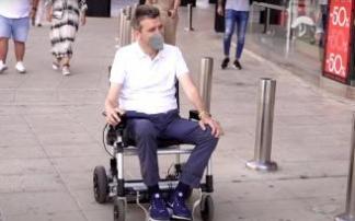 Juan Carlos Unzué disfrutando de un paseo por Sevilla en su silla de ruedas.