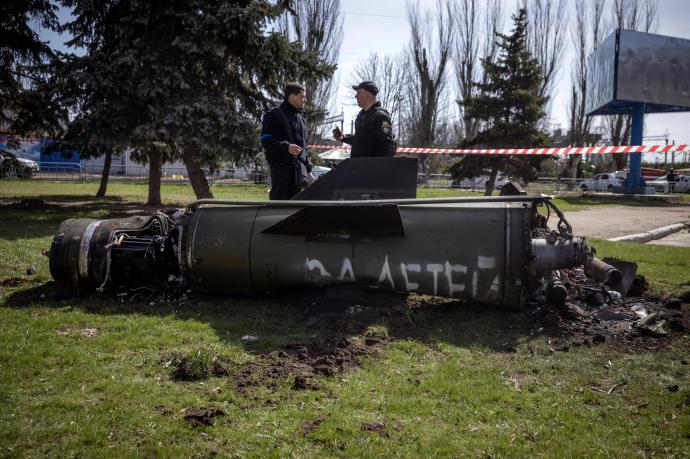 El misil con el mensaje frente a la estación de Kramatorsk.