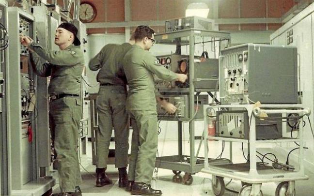 Tres soldados norteamericanos trabajan en la estación troposférica.