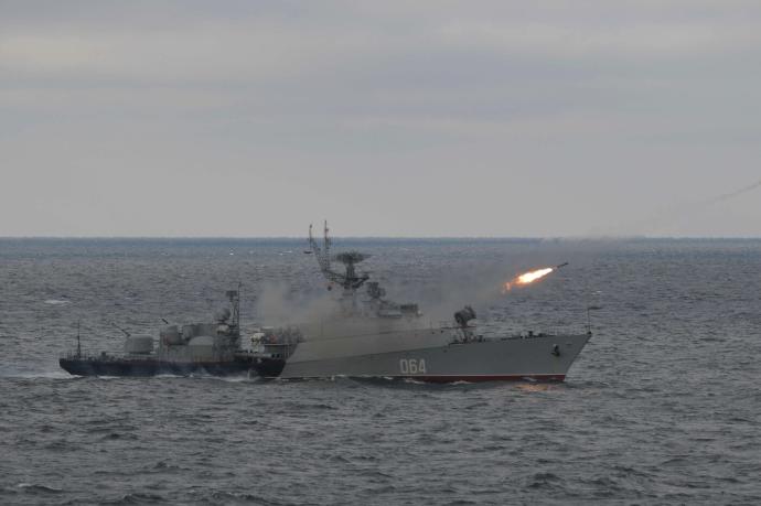 Un buque de guerra ruso realiza pruebas con misiles Kinzhal y Kalibr, en el Mar Negro frente a la costa de Crimea, en enero de 2020.