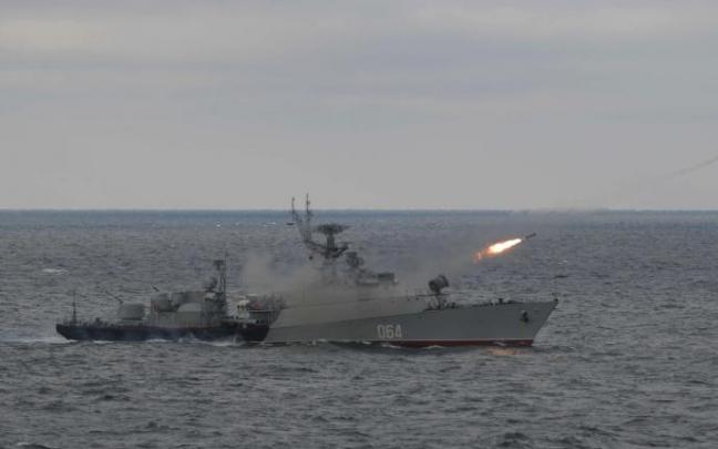 Un buque de guerra ruso realiza pruebas con misiles Kinzhal y Kalibr, en el Mar Negro frente a la costa de Crimea, en enero de 2020.