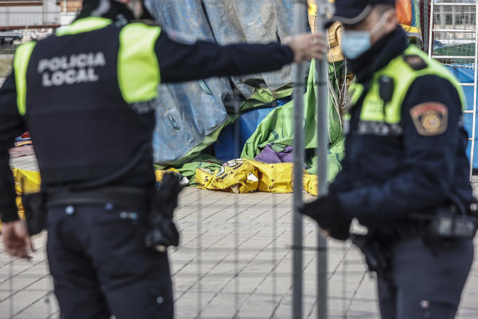 Agentes de policía junto a los restos del castillo hinchable.