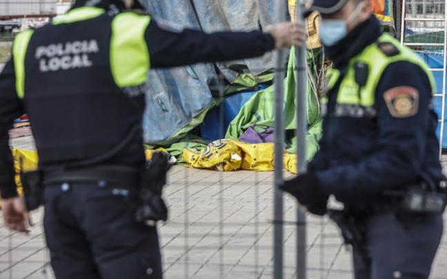 Agentes de policía junto a los restos del castillo hinchable.