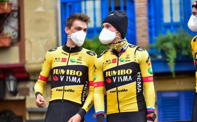 Primoz Roglic, campeón de la pasada edición, charla con Sepp Kuss, durante la presentación de equipos en Hondarribia.