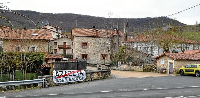 En las localidades situadas en el eje de la carretera A-132, por ejemplo, la vivienda tiene más salida en el mercado puesto que son pueblos más comerciales. Se trata de localidades como Campezo, Vírgala, Antoñana, Apellániz, Maeztu o Azazeta, en la imagen