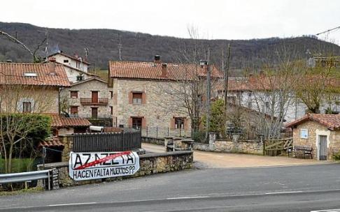 En las localidades situadas en el eje de la carretera A-132, por ejemplo, la vivienda tiene más salida en el mercado puesto que son pueblos más comerciales. Se trata de localidades como Campezo, Vírgala, Antoñana, Apellániz, Maeztu o Azazeta, en la imagen En las localidades situadas en el eje de la carretera A-132, por ejemplo, la vivienda tiene más salida en el mercado puesto que son pueblos más comerciales. Se trata de localidades como Campezo, Vírgala, Antoñana, Apellániz, Maeztu o Azazeta, en la imagen
