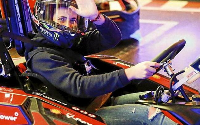 La piloto de Moto3 Ana Carrasco conduce un kart tras la presentación del estudio realizado por Midas. Foto: Efe La piloto de Moto3 Ana Carrasco conduce un kart tras la presentación del estudio realizado por Midas. Foto: Efe