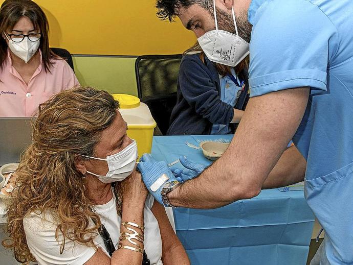 La consejera de Salud, Gotzone Sagardui, recibió ayer en un centro de vacunación de Bilbao la vacuna contra el covid-19. Foto: Irekia