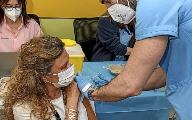 La consejera de Salud, Gotzone Sagardui, recibió ayer en un centro de vacunación de Bilbao la vacuna contra el covid-19. Foto: Irekia