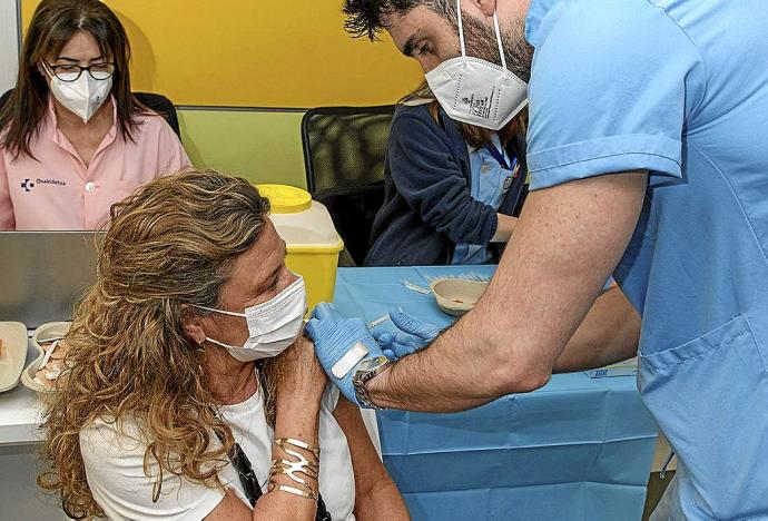 La consejera de Salud, Gotzone Sagardui, recibió ayer por la tarde en un centro de vacunación de Bilbao el antídoto contra el covid-19. Foto: Irekia