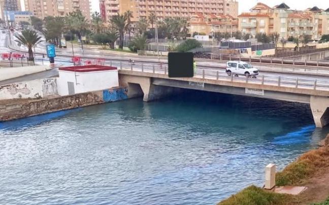 Las aguas del Mar Menor, teñidas de azul. Las aguas del Mar Menor, teñidas de azul.