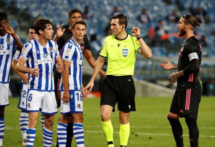 Los jugadores de la Real protestan una decisión de Martínez Munuera en un partido contra el Madrid.