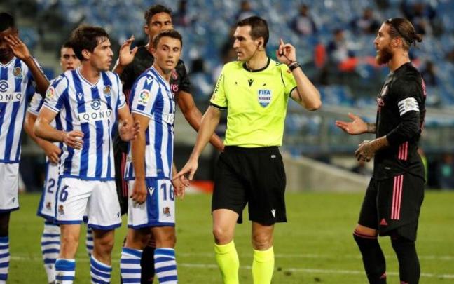 Los jugadores de la Real protestan una decisión de Martínez Munuera en un partido contra el Madrid. Los jugadores de la Real protestan una decisión de Martínez Munuera en un partido contra el Madrid.