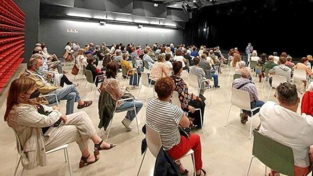 Erribera kulturguneko antzokia herritarrez beteta alkatearen azalpenak entzuteko. Argazkia: N.G.