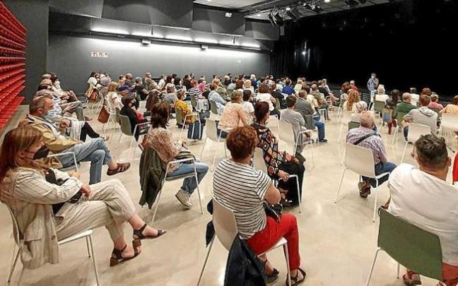 Erribera kulturguneko antzokia herritarrez beteta alkatearen azalpenak entzuteko. Argazkia: N.G. Erribera kulturguneko antzokia herritarrez beteta alkatearen azalpenak entzuteko. Argazkia: N.G.