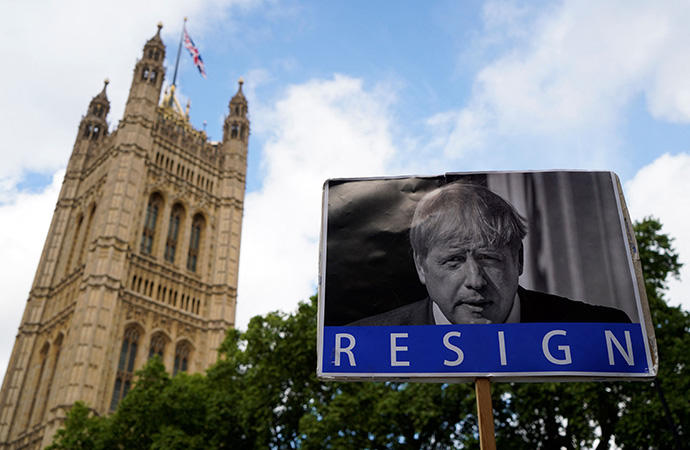 Un cartel pidiendo la dimisión de Johnson ante el Palacio de Westminster.