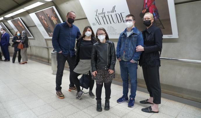 La fotografías que dan vida a la muestra 'Moda para todos', están realizadas por el artista Asier Gómez e instaladas en la salida de la estación de Indautxu.