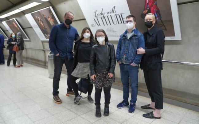 La fotografías que dan vida a la muestra 'Moda para todos', están realizadas por el artista Asier Gómez e instaladas en la salida de la estación de Indautxu. La fotografías que dan vida a la muestra 'Moda para todos', están realizadas por el artista Asier Gómez e instaladas en la salida de la estación de Indautxu.