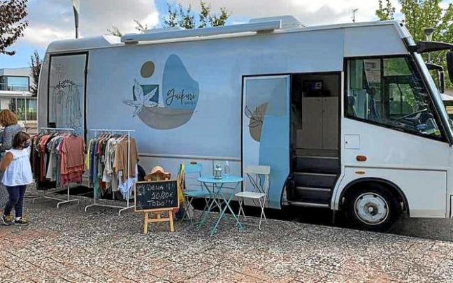 El comercio de Manurga y, arriba, la tienda itinerante. Fotos: P.J.P.