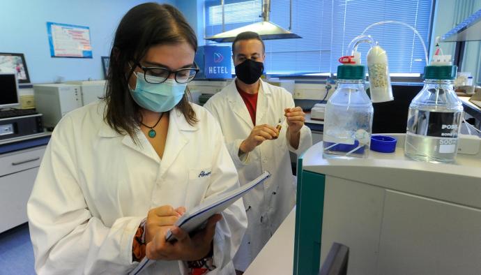 Dos estudiantes en un laboratorio del ciclo de Química Industrial de Jesuitak Politeknikoa (Indautxu).