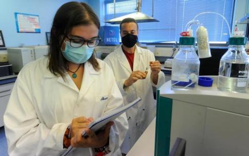Dos estudiantes en un laboratorio del ciclo de Química Industrial de Jesuitak Politeknikoa (Indautxu). Dos estudiantes en un laboratorio del ciclo de Química Industrial de Jesuitak Politeknikoa (Indautxu).