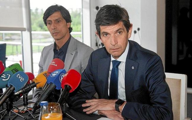 Sergio Fernández y Alfonso Fernández de Trocóniz, durante su desayuno informativo con la prensa en el Bakh. Foto: Josu Chavarri