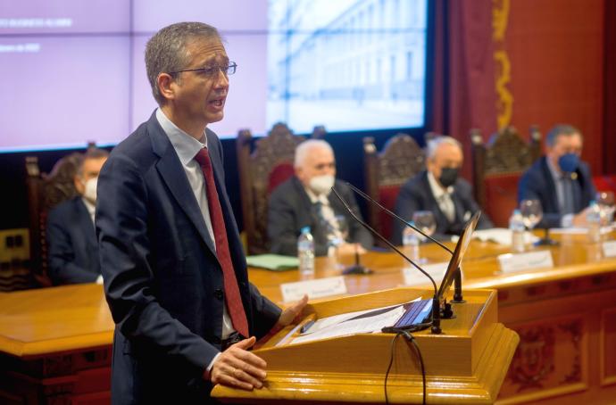 El gobernador del Banco de España, Pablo Hernández de Cos, en el encuentro organizado por Deusto Alumni.