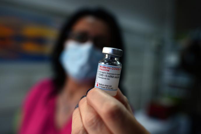La EMA no considera urgente la tercera dosis de la vacuna para toda la población