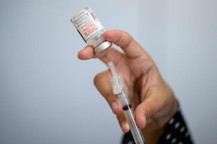 Un enfermero prepara una dosis de la vacuna de Moderna.