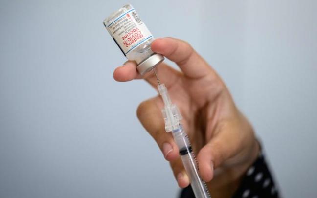 Un enfermero prepara una dosis de la vacuna de Moderna.