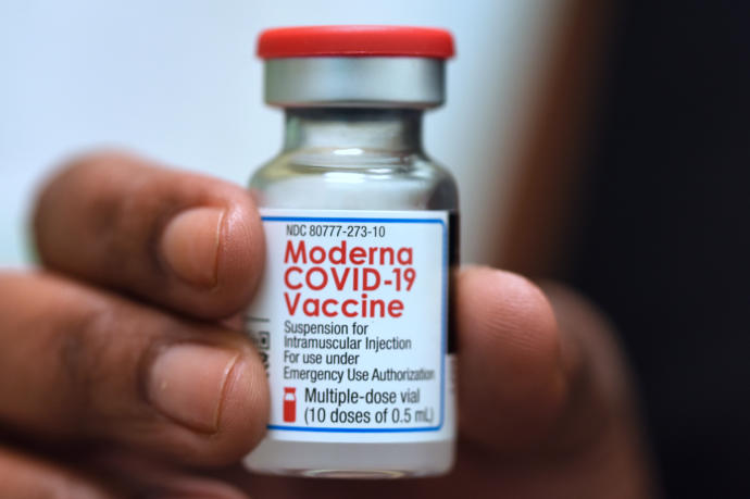 Un vial de la vacuna Moderna.