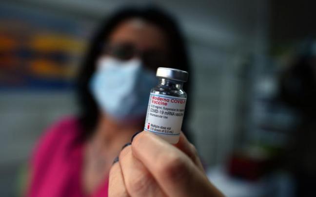 Moderna considera de que las mutaciones observadas en la variante son "preocupantes"