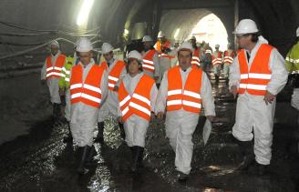 Visita institucional encabezada por Ernesto Gasco a las obras del metro en Basauri en 2009.
