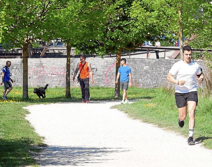 Varias personas pasean y hacen ejercicio, ayer, en el Anillo Verde de Gasteiz. Foto: Josu Chavarri