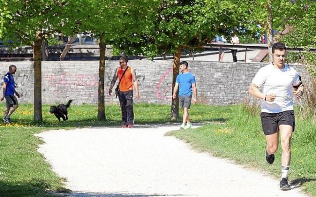 Varias personas pasean y hacen ejercicio, ayer, en el Anillo Verde de Gasteiz. Foto: Josu Chavarri