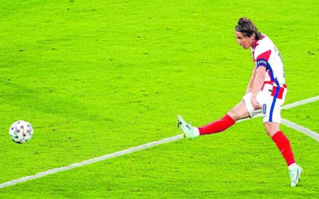 Con este disparo marcó Luka Modric el segundo gol de Croacia, que sirvió para deshacer el empate de su selección ante la de Escocia. Foto: Efe