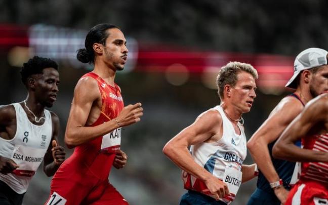 Mohamed Katir en la eliminatoria de 5000m lisos de atletismo.
