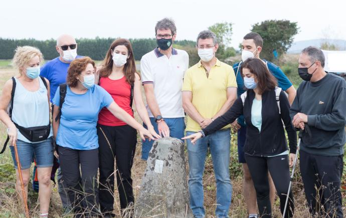 Foto de familia del alcalde con parte de la Corporación en la visita de este lunes.