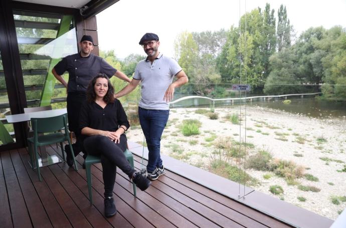 De izquierda a derecha, el jefe de cocina Andoni Garzón, la responsable Ione Aierdi y Unai Arroqui, apoyo en sala el fin de semana, en la terraza del Molino.