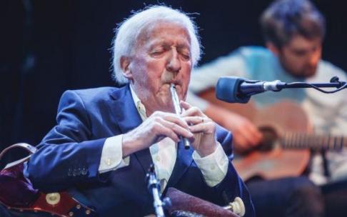 Paddy Moloney, durante una actuación con su grupo Paddy Moloney, durante una actuación con su grupo