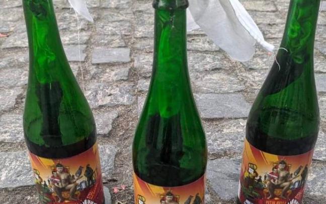 Los cócteles molotov fabricados por la fábrica de cerveza, con la imagen de Putin.