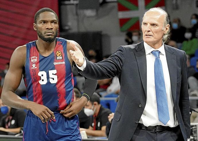 Ivanovic da insrucciones a Nnoko durante un partido de la presente temporada. Foto: Alex Larretxi