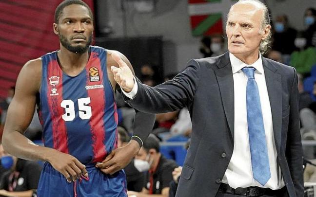 Ivanovic da insrucciones a Nnoko durante un partido de la presente temporada. Foto: Alex Larretxi