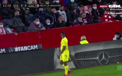 Un aficionado insulta a Carlos Akapo durante el Granada-Cádiz Un aficionado insulta a Carlos Akapo durante el Granada-Cádiz